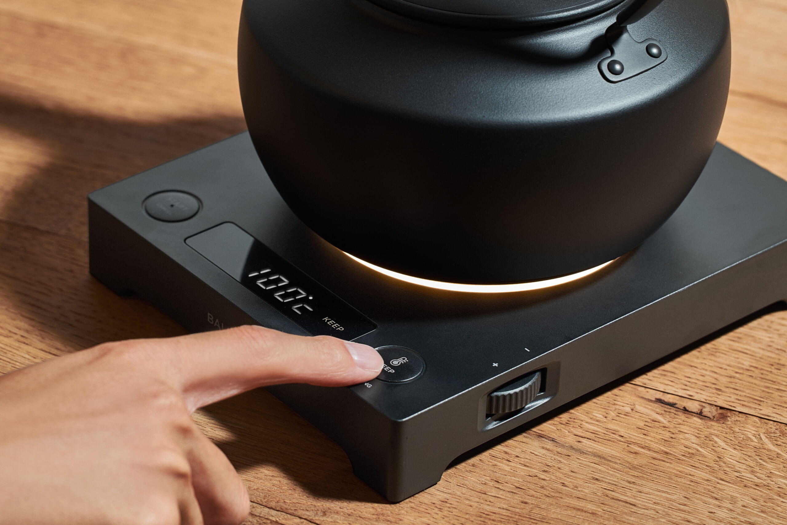 エレガントでクラシカルなバルミューダのムーンケトル。温度設定が1°C