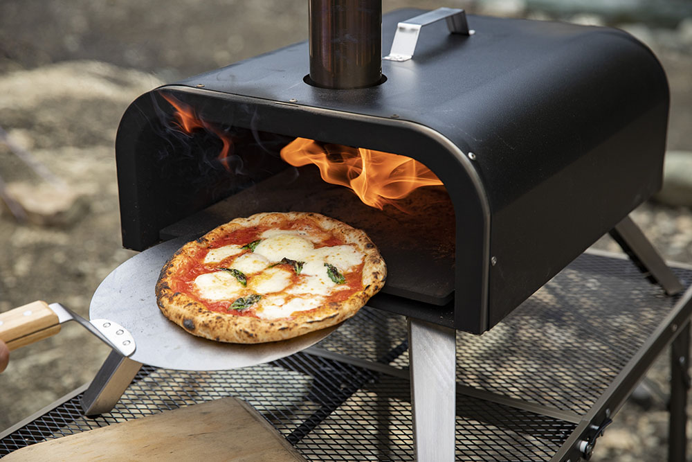 アウトドアでピッツェリアレベルのピザが焼ける!? ポータブルピザ窯