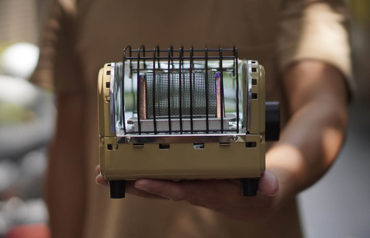 超コンパクトでルックスも良好な、ガスヒーターを発見！ 焚き火サイド