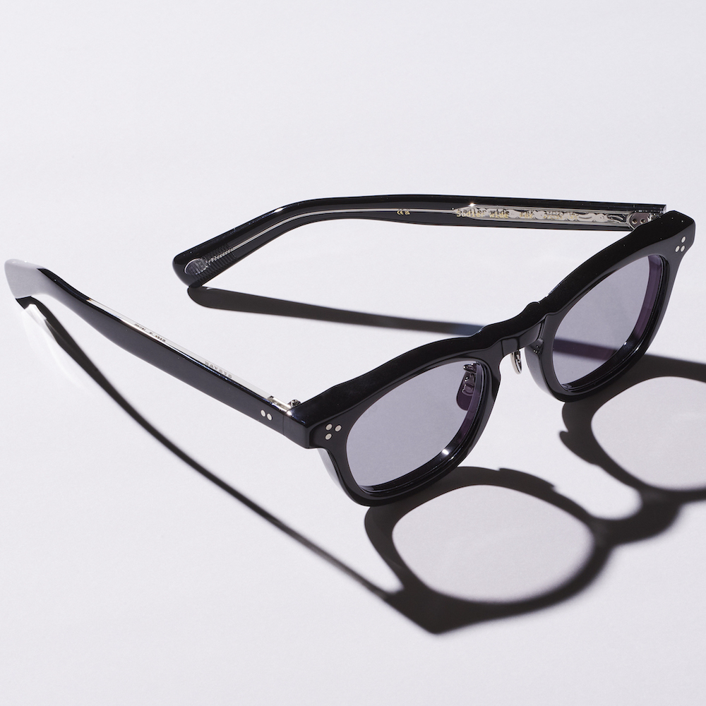 アイヴァンのフレンチ風味な黒縁メガネに、極厚フレーム際立つ