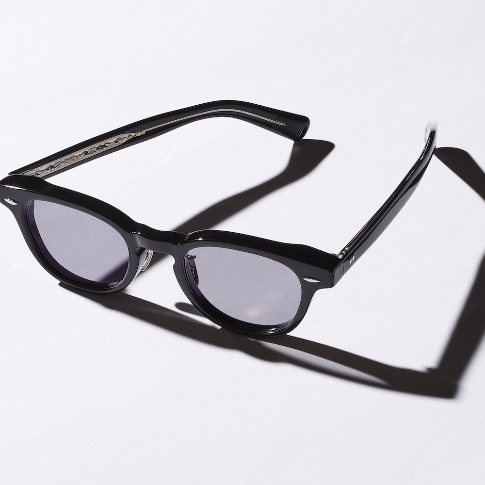 アイヴァンのフレンチ風味な黒縁メガネに、極厚フレーム際立つ