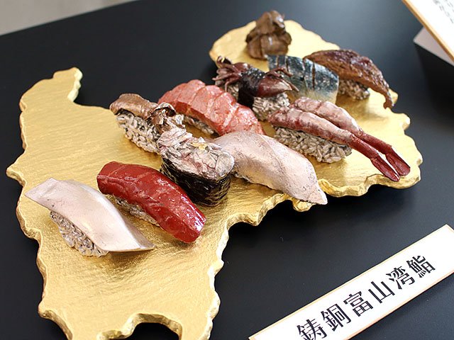 職人技、鋳銅のすしオブジェ 高岡伝振協50周年で製作、万博でも展示