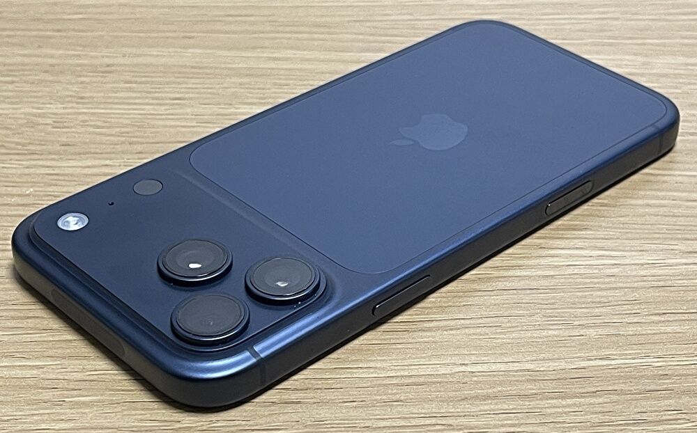 iPhone 17 Pro Max、実機外観の写真レビュー。周辺機器を装着時の写真