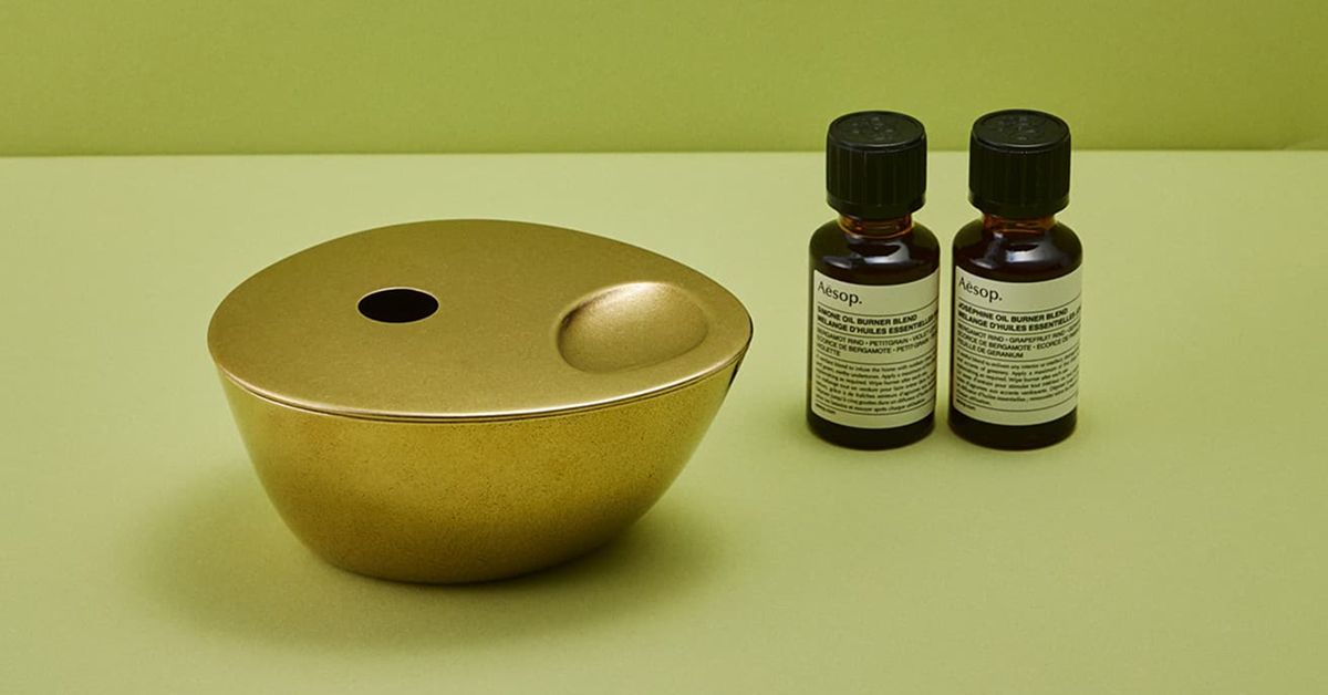 イソップ〉のオイルバーナーで広がる精油の香り。洗練されたデザインと