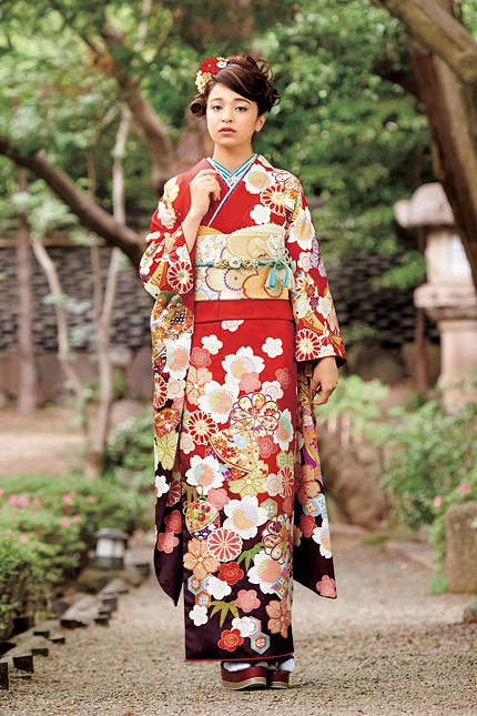 王道古典振袖の華やかさは別格 柄行きにトレンド感も取り入れて【B3905