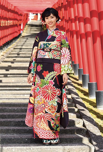 お洒落なこげ茶色にカラフルで大胆な花柄の振袖【KR-08】｜振袖