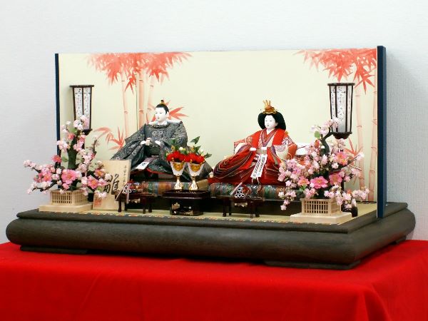 落ち着いた衣装を手描きの屏風が引き立てる！お雛様らしい赤い衣裳が