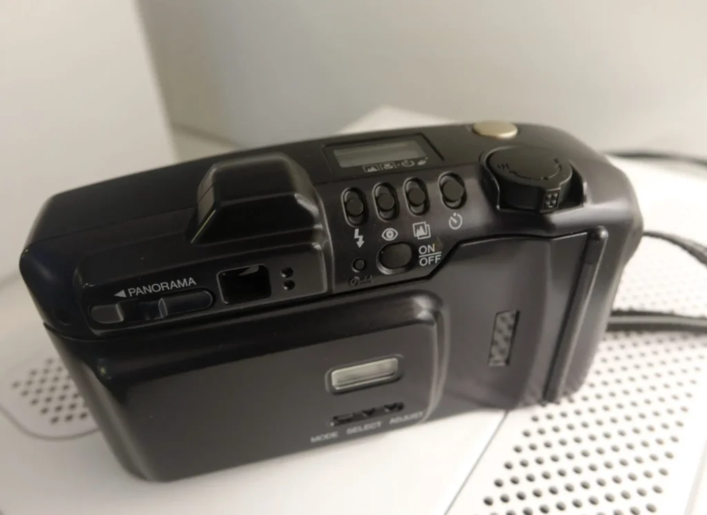 5 frames with a Minolta Panorama Zoom 28 - by Charles Higham - 35mmc