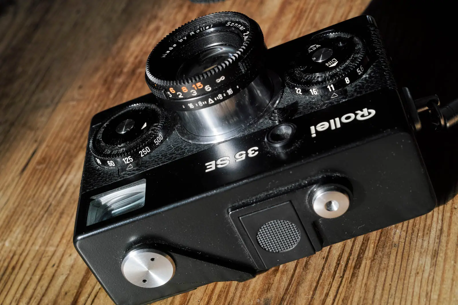 Rollei 35se & thoughts about shooting a zone focus camera