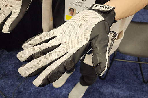 VRコントローラを置き換えられる手袋型デバイス「Contact Glove」を