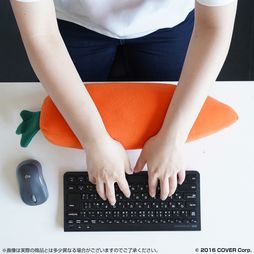ホロライブ・兎田ぺこらがPCクッションになって登場。全高約55cmの