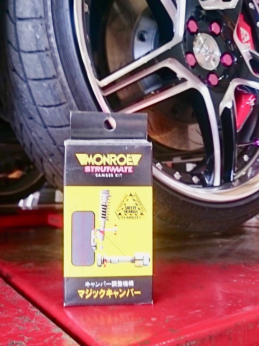 ZVW30・トヨタ・プリウスにJ-LINE・AXLE KIT PREMIEREでピサの斜塔を