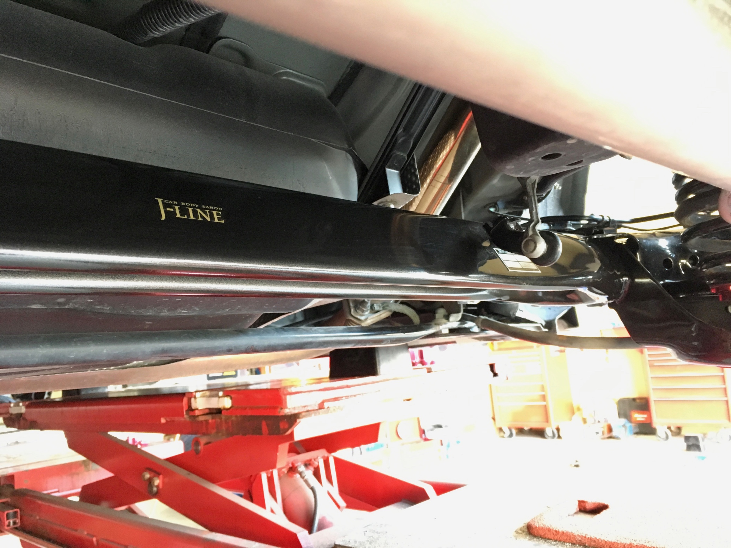 ZVW30・トヨタ・プリウスにJ-LINE・AXLE KIT PREMIEREでピサの斜塔を