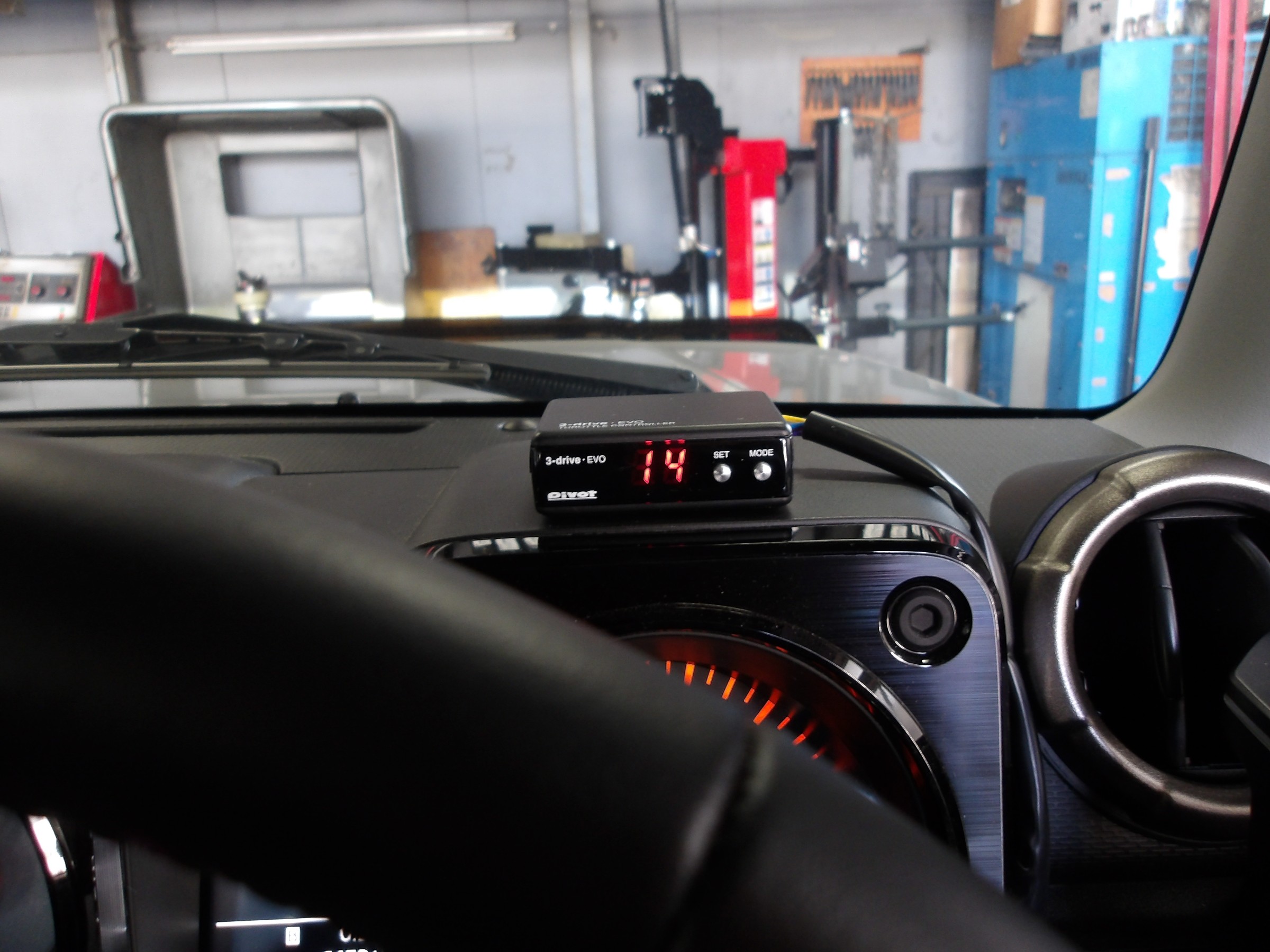 ジムニー シエラ（JB74W）Pivot製電子スロットルコントローラー「3