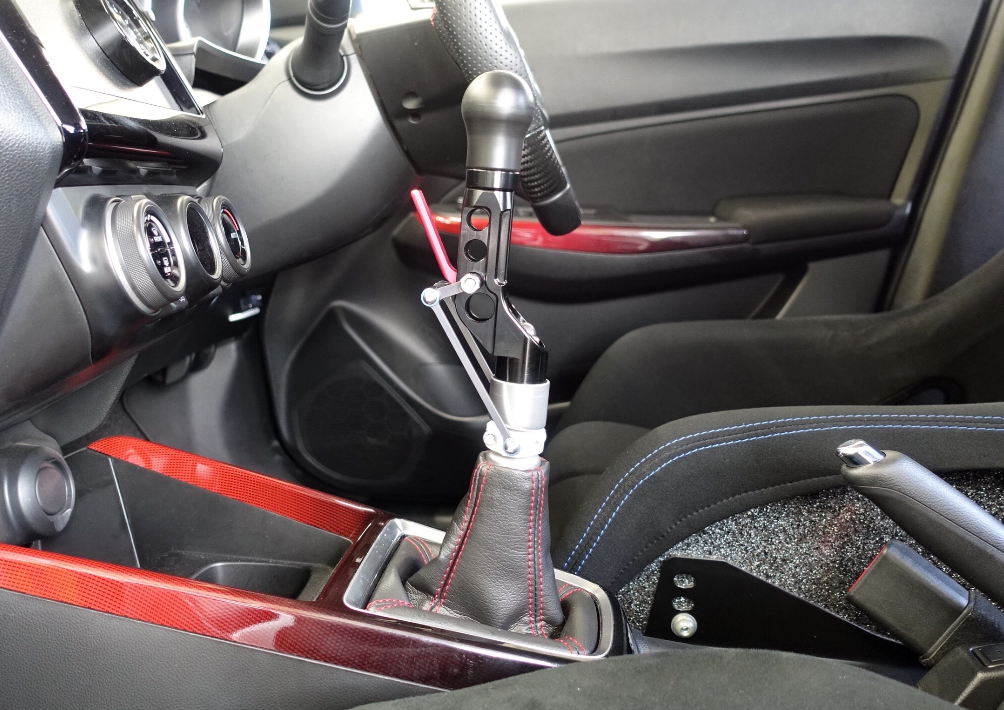 レーシーな雰囲気がたまんない！スズキ スイフトスポーツ（ZC33S）に