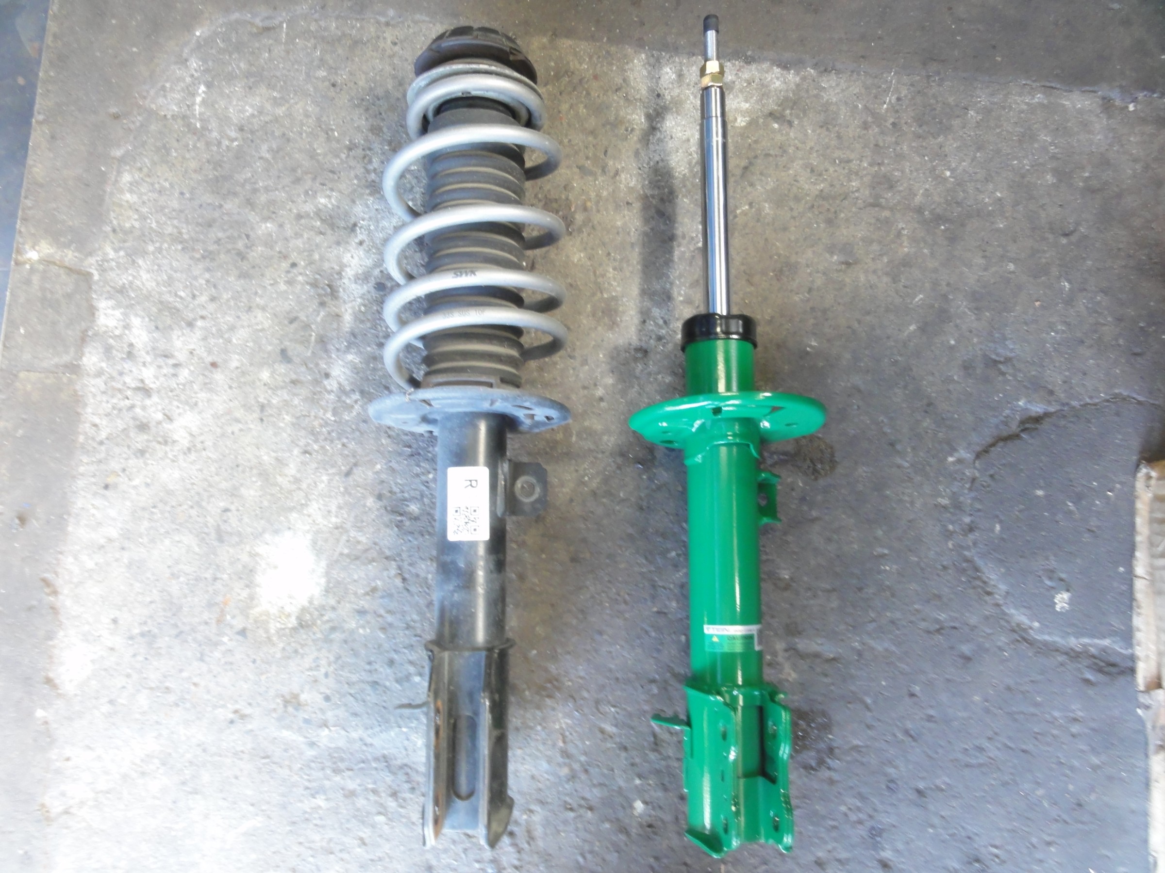 スイフトスポーツ（ZC33S）テイン製純正形状ショックアブソーバー