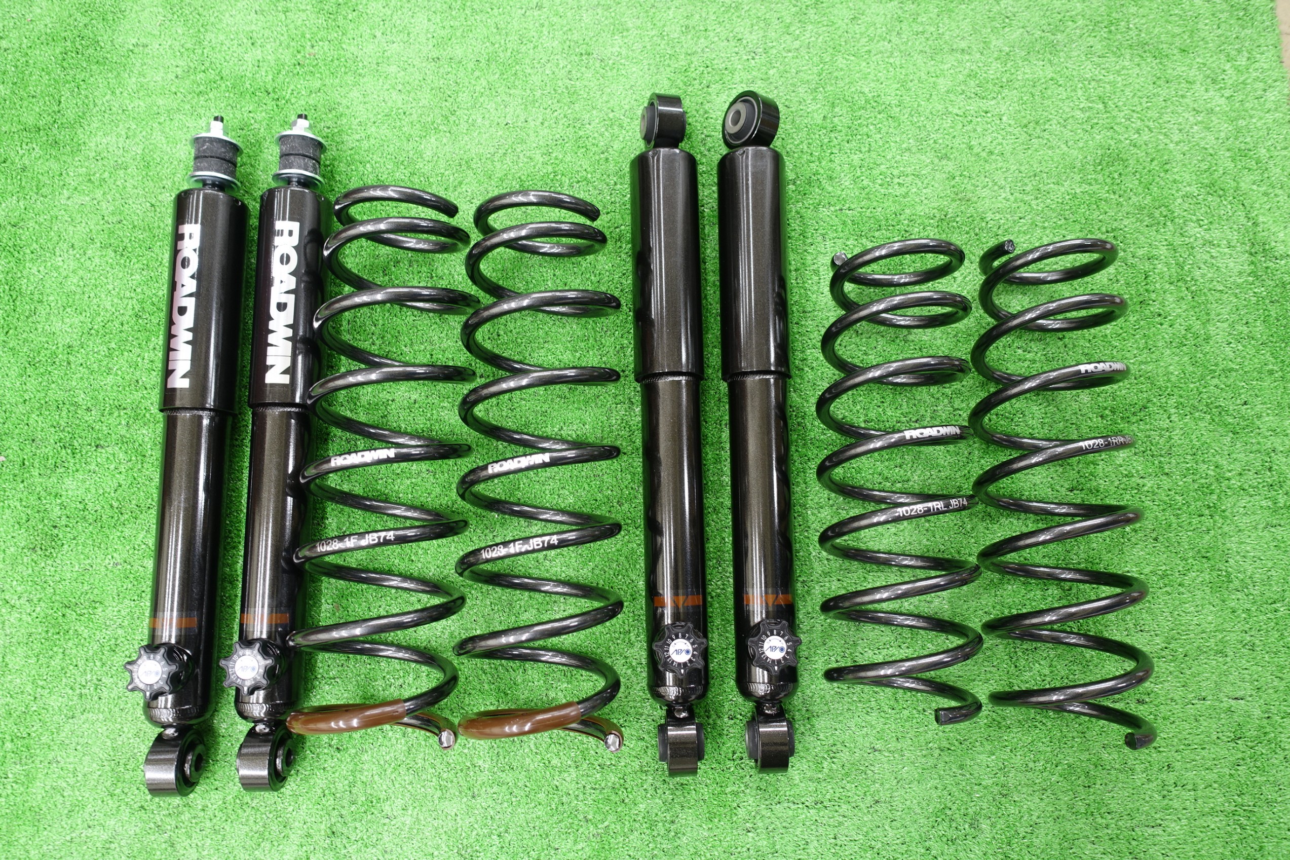 しっかりとした乗り味はもちろんのこと、さりげないブラックのダンパー