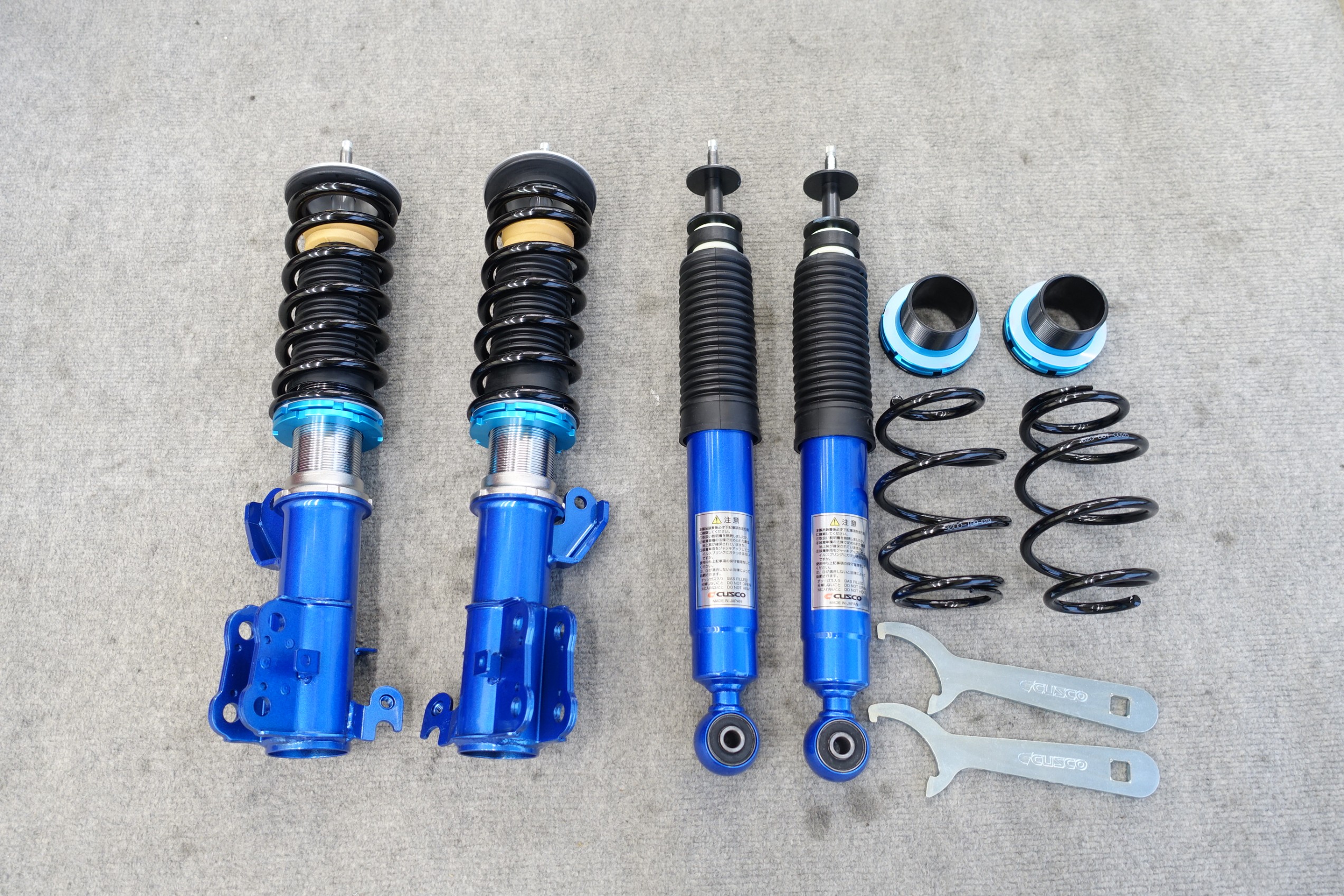 見た目は同じ車高調でも、メーカーや商品によって乗り味やローダウン量