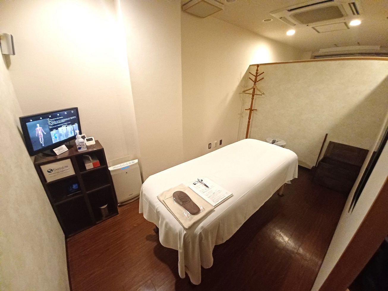 全室、アースライト社製マッサージベッドを使用。