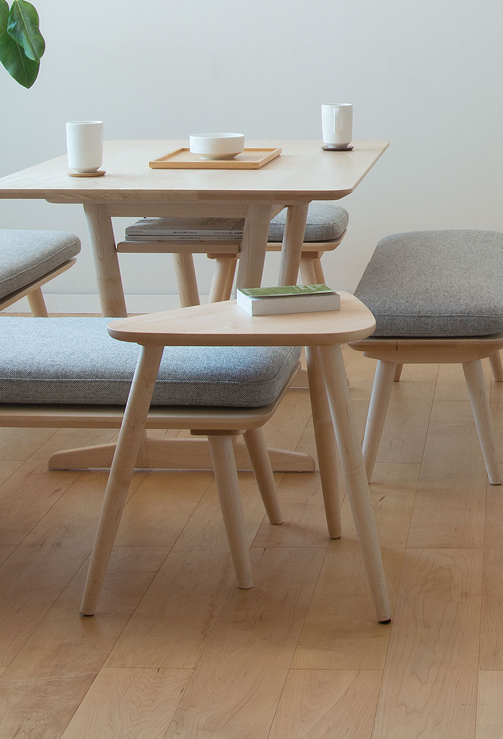 トリコサイドテーブル | ゆるやかな三角形のリビングテーブル