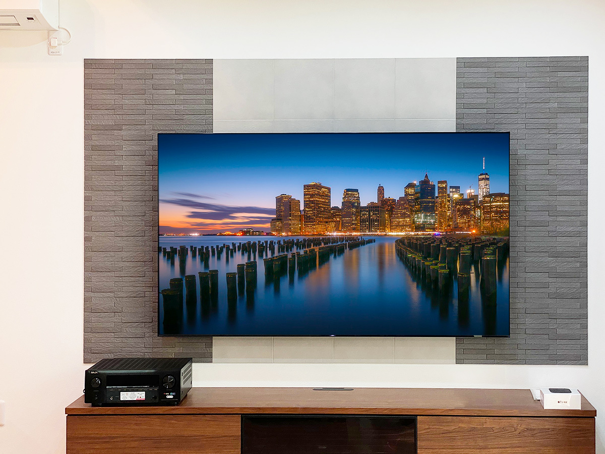 三重県員弁郡でリビングのエコカラット壁に77型有機ELテレビ(ソニー