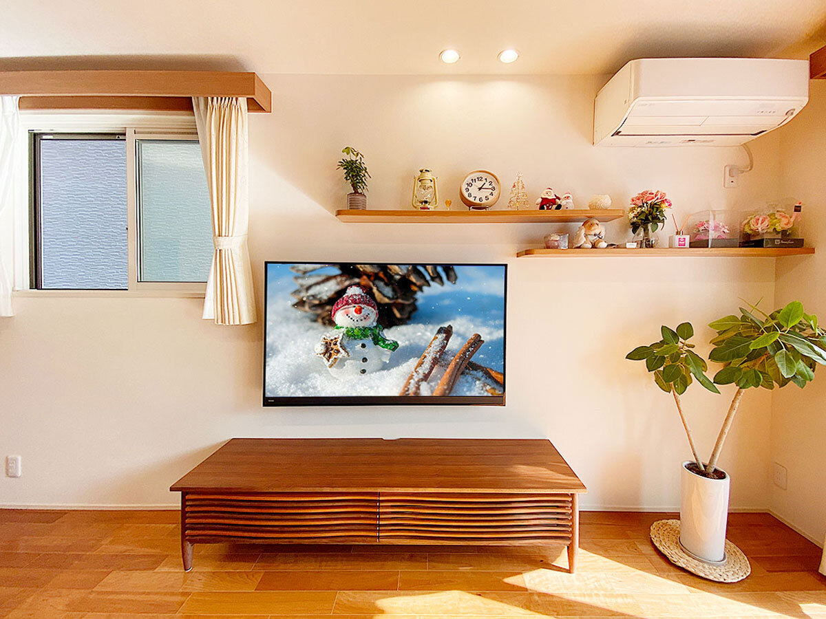 愛知県豊橋市で58型液晶テレビ(東芝レグザ 58M500X)を壁掛け CATO施工