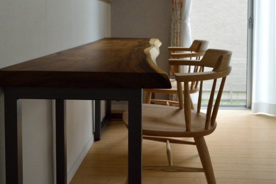 モンキーポッド一枚板のカウンターテーブル｜神戸市邸