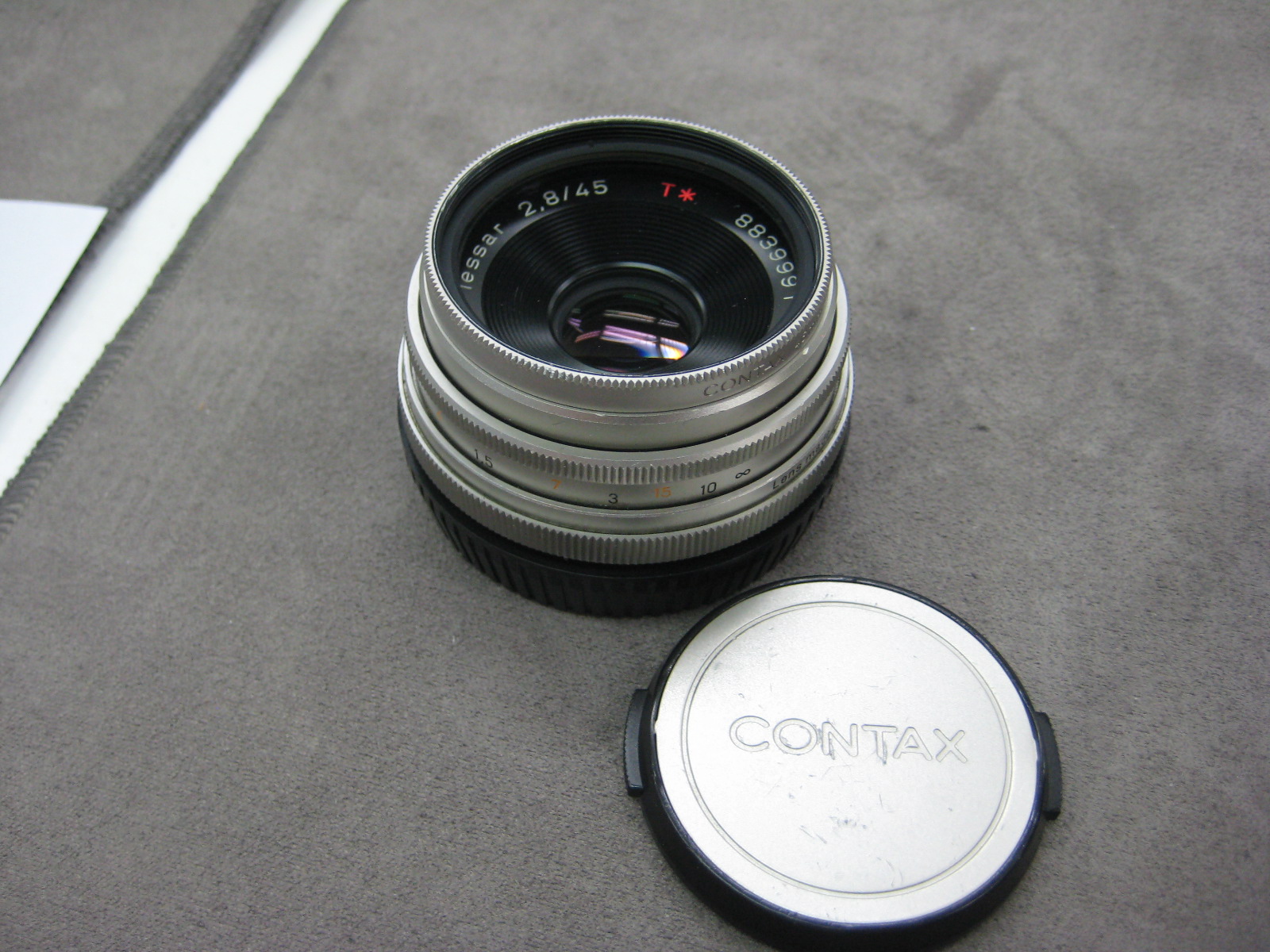 今回の入荷案内はCONTAX テッサー45mm/F2.8 MMJ 100周年記念です。