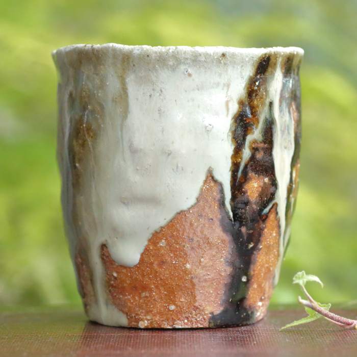 藤ノ木土平 朝鮮唐津手びねり湯呑み 満260ml フリーカップ 登り窯焼成 桐箱