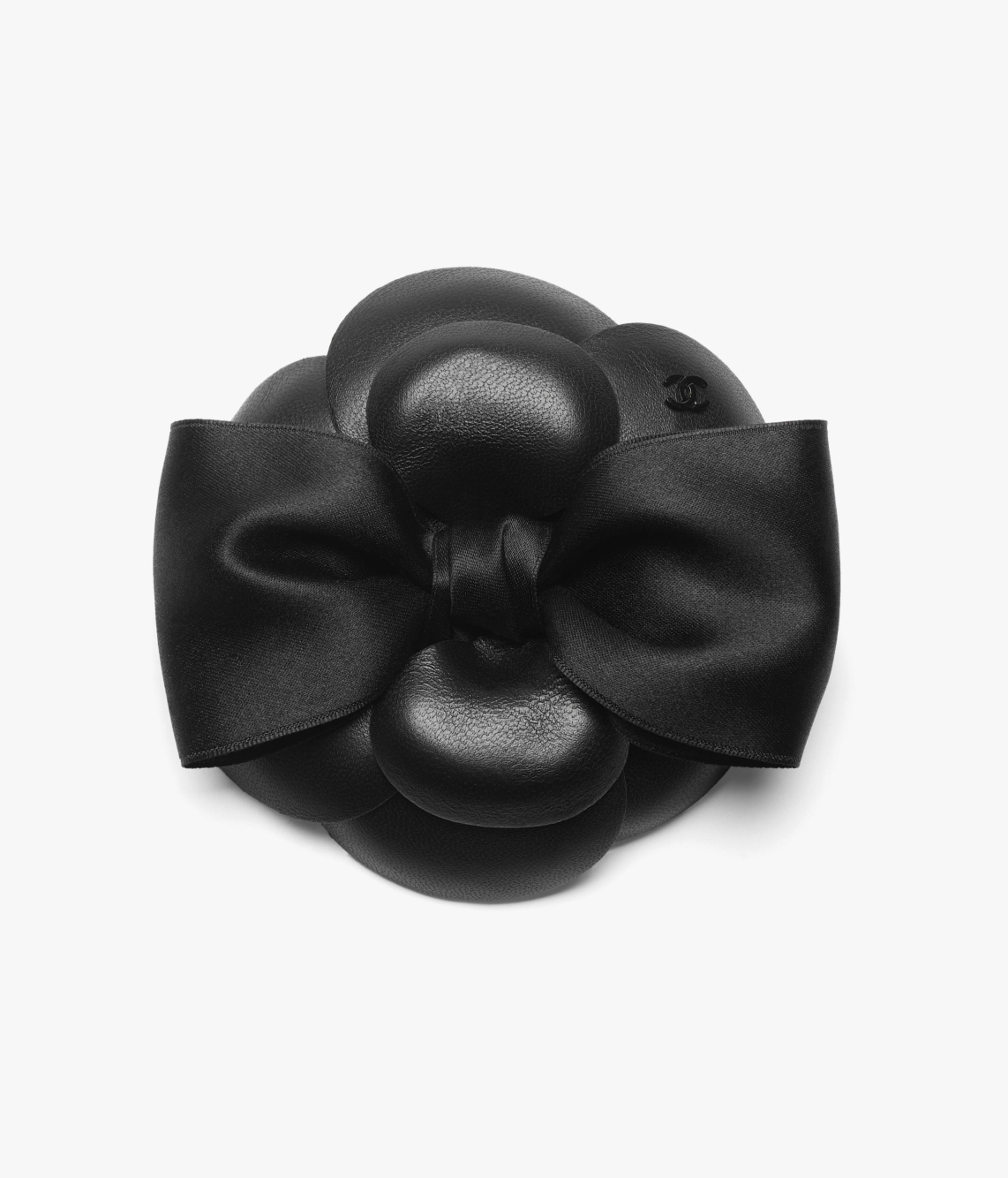 カメリア モチーフ ブローチ - シルク ポンジー & シルク サテン