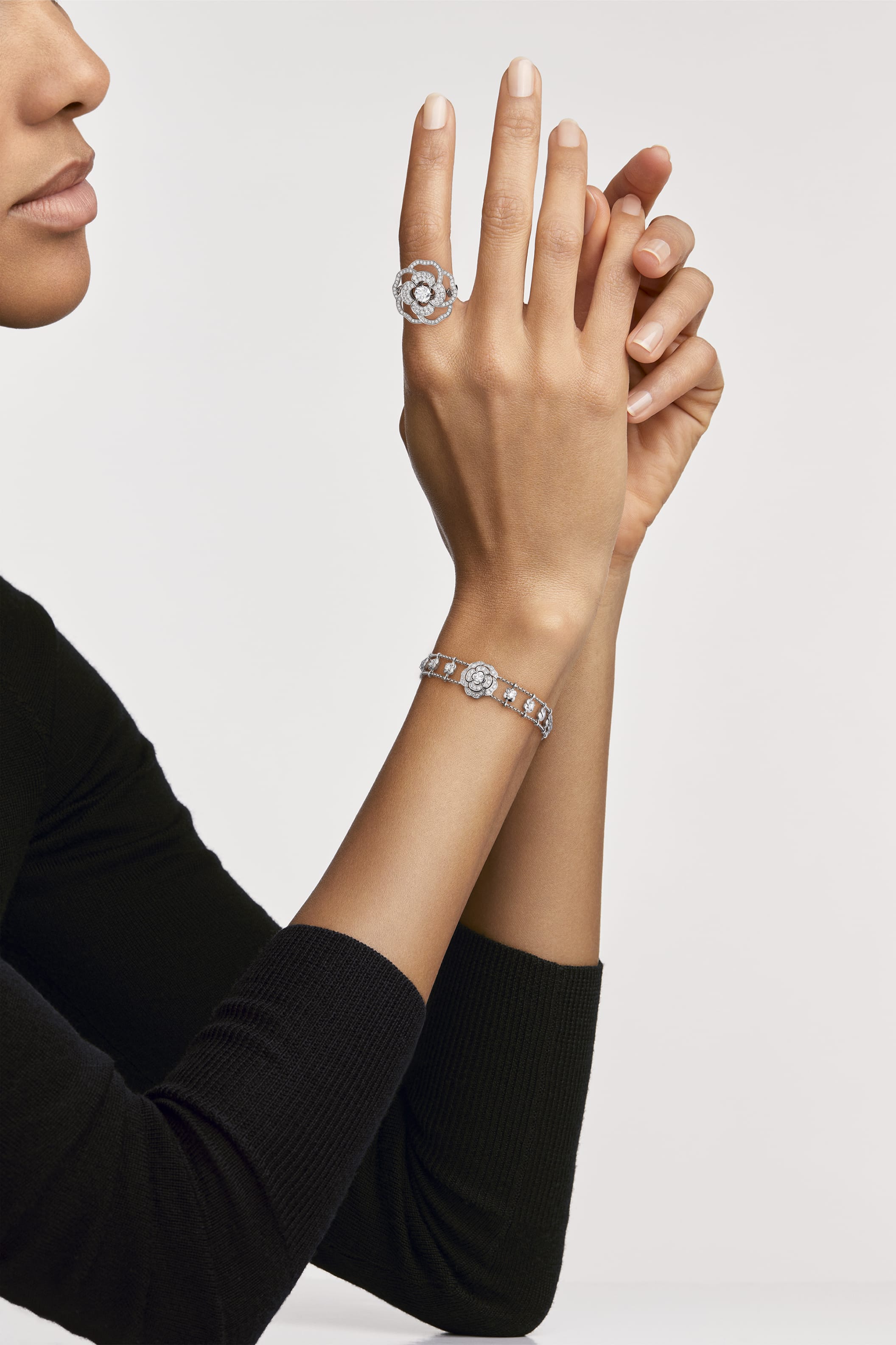 カメリア コレクション ブレスレット ホワイトゴールド | CHANEL シャネル