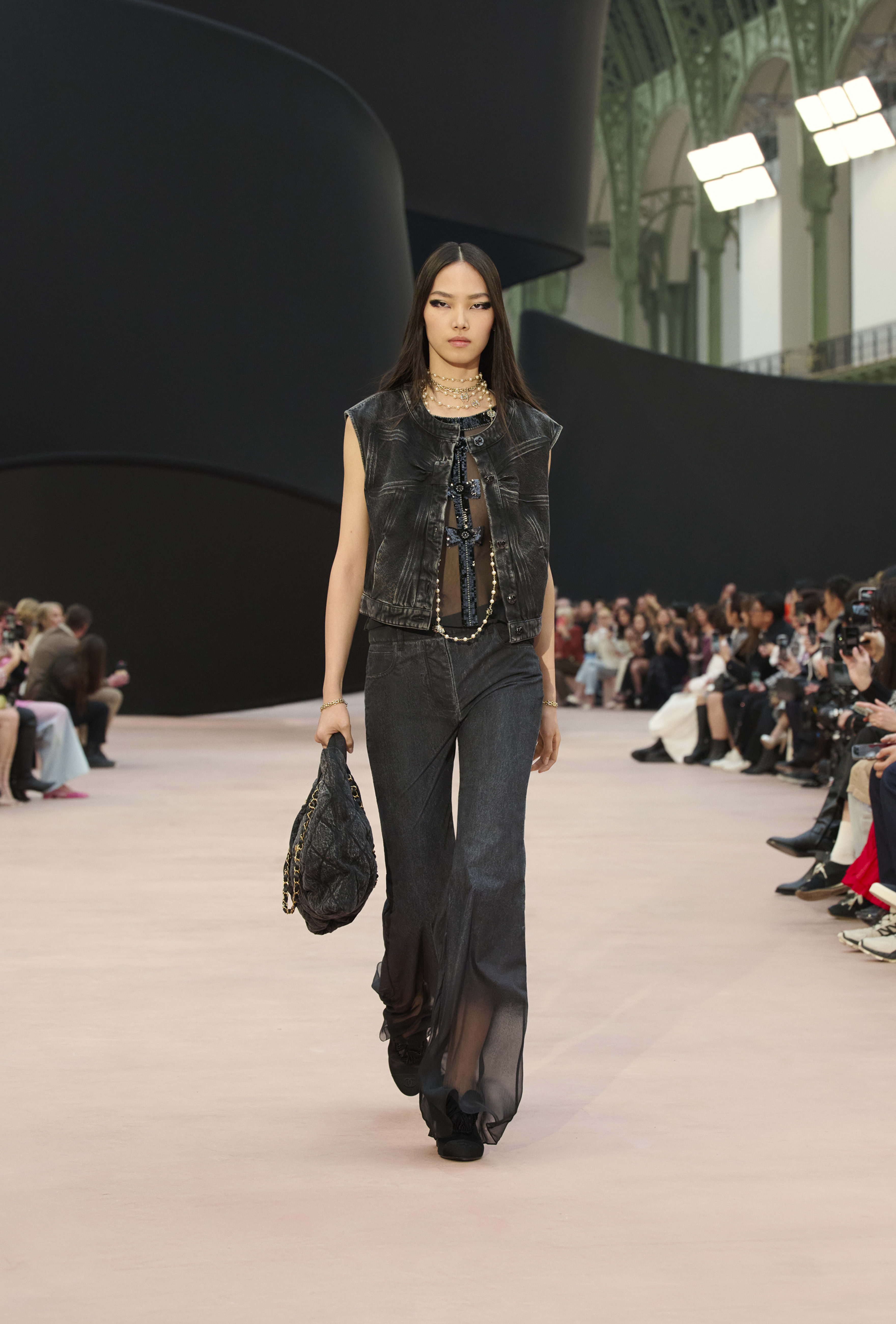 マキシ ボウ バッグ、ウォッシュド デニム、ブラック — ファッション