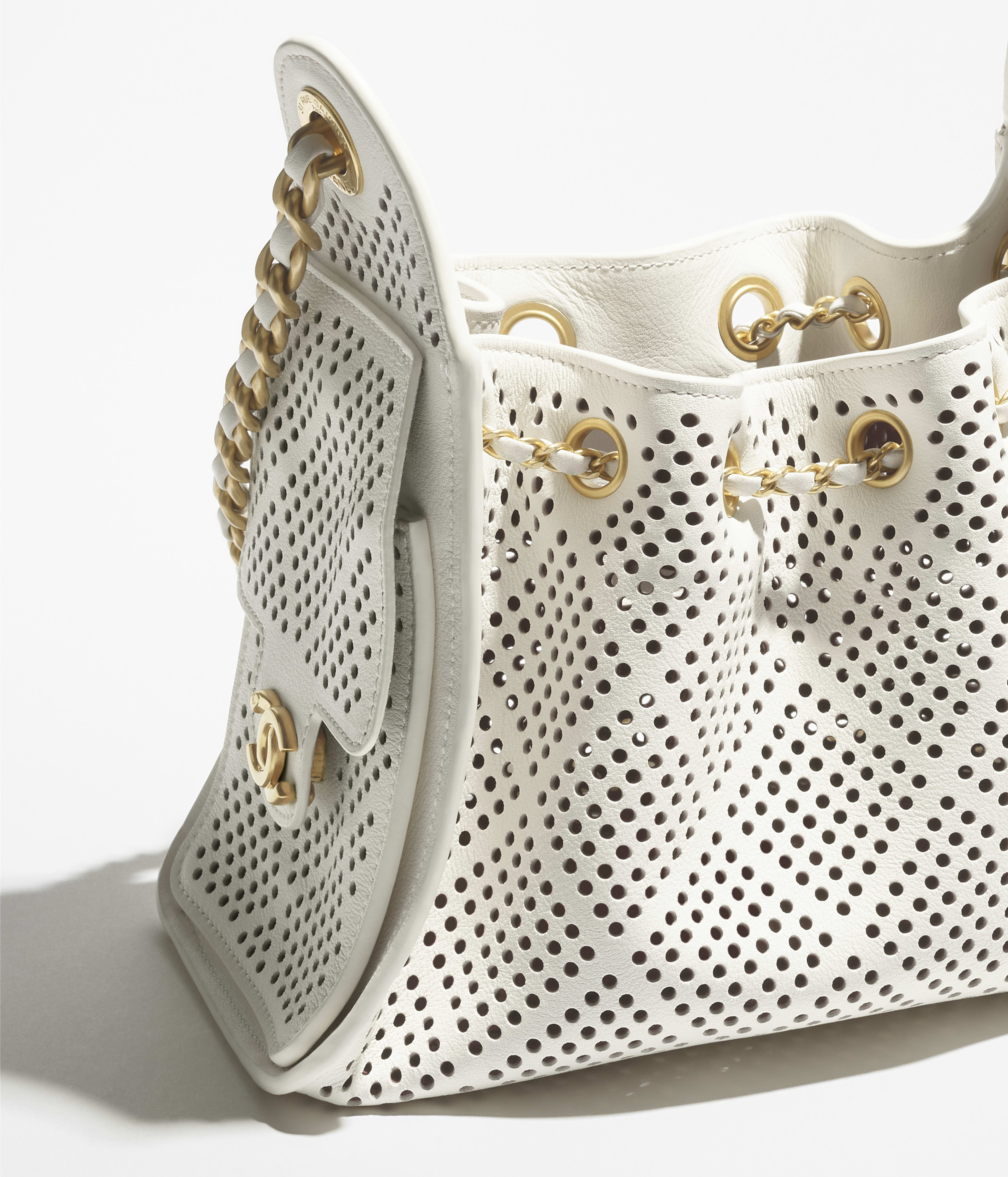 Chanel 25 ミニ ハンドバッグ、パンチング カーフスキン、ホワイト