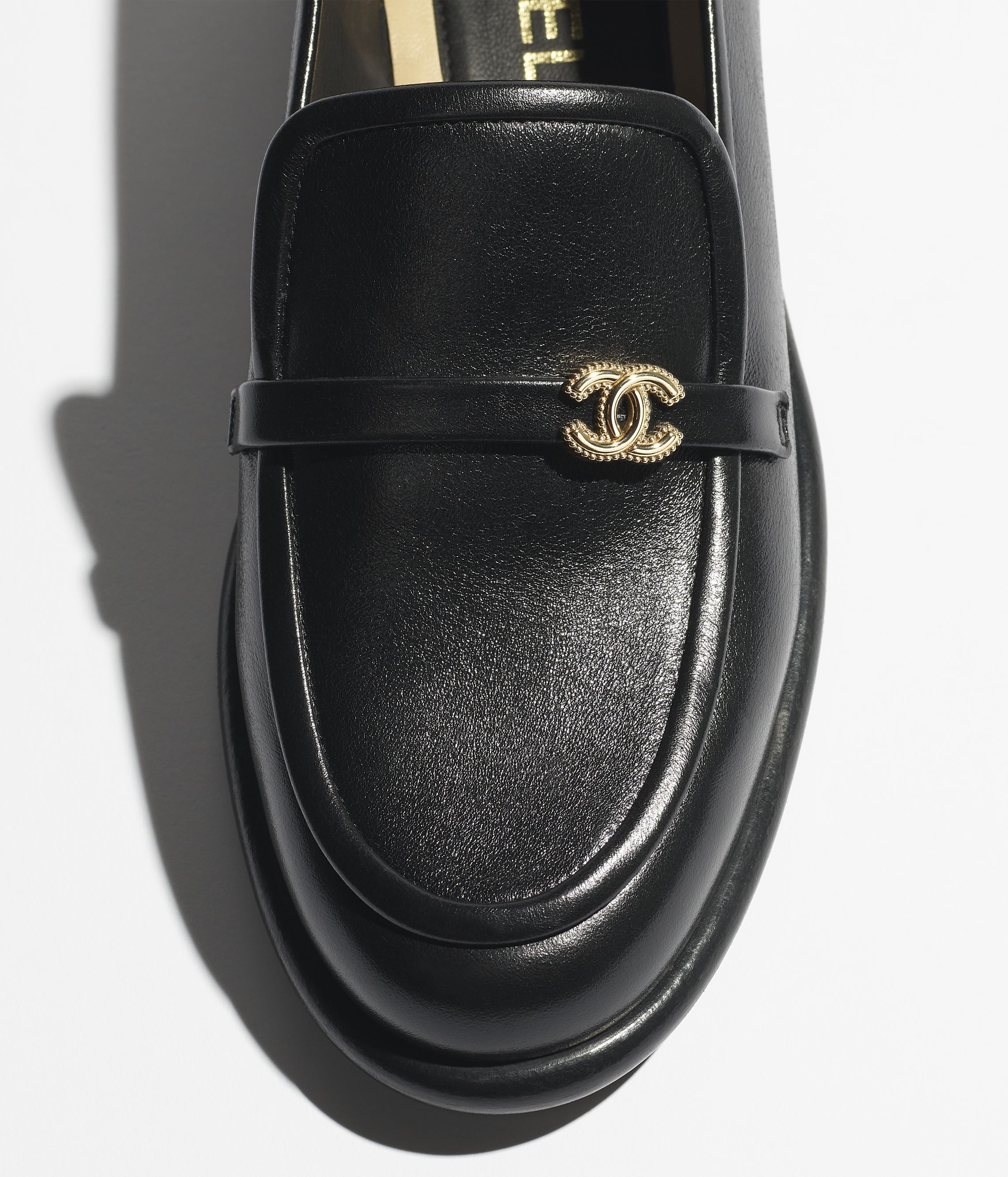 ローファー - シャイニー カーフスキン、ブラック — ファッション