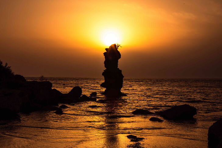 夕日に照らされた掛戸松島（ご提供写真） | 島根県大田市公式サイト