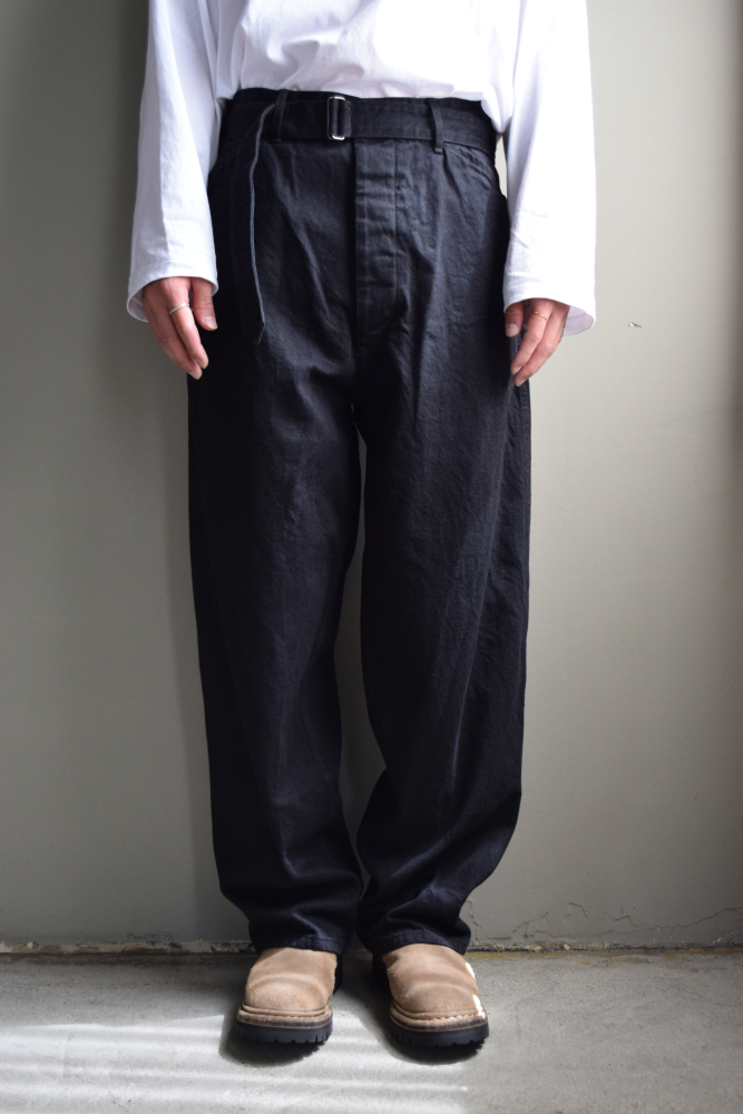COMOLI (コモリ) ブラックデニム ベルテッドパンツ [BLACK]