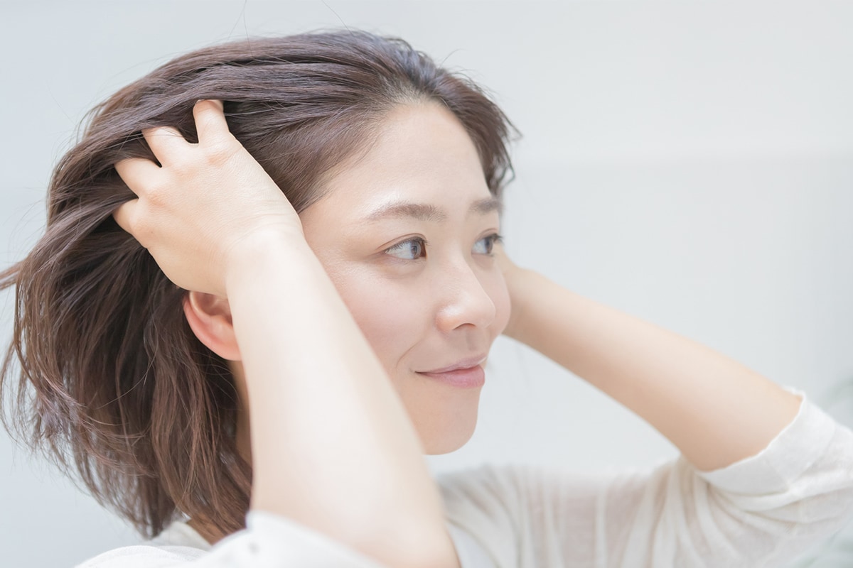 ヘアマニキュアで白髪染めをするメリット、デメリットは？手順と豆知識