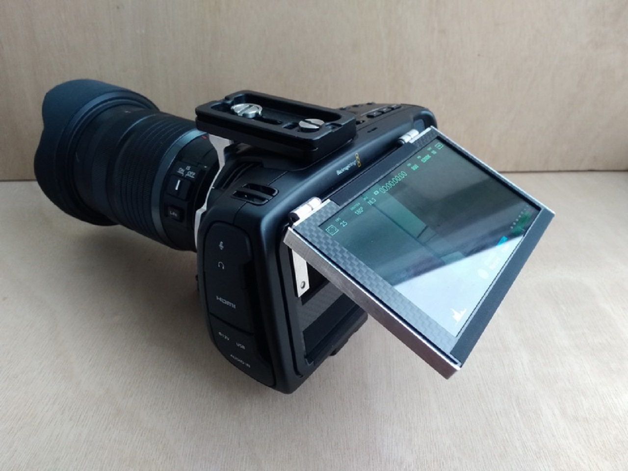 BMPCC 4Kのモニターにチルト機構を追加 | CineD