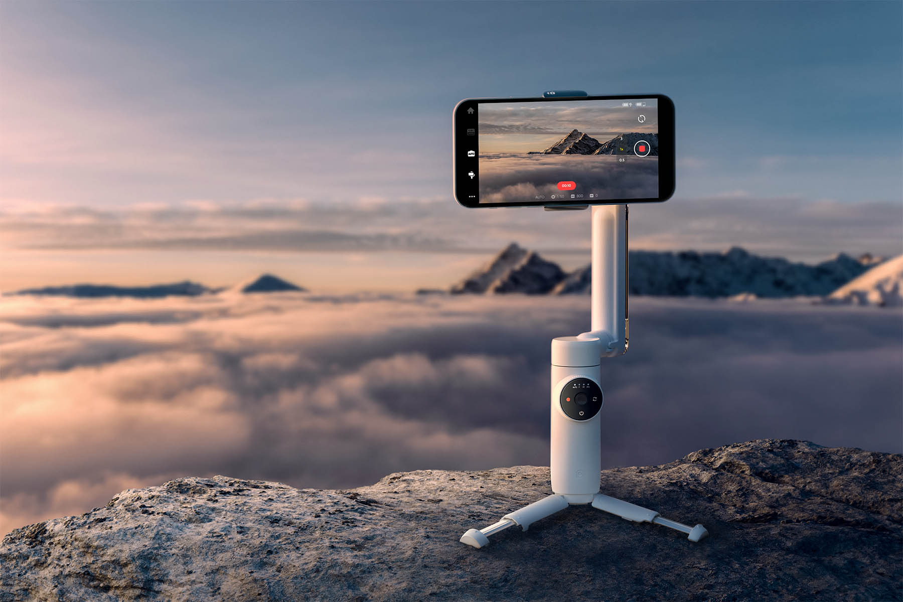 Insta360が動画用AIトラッキングスタビライザー搭載のスマートフォン