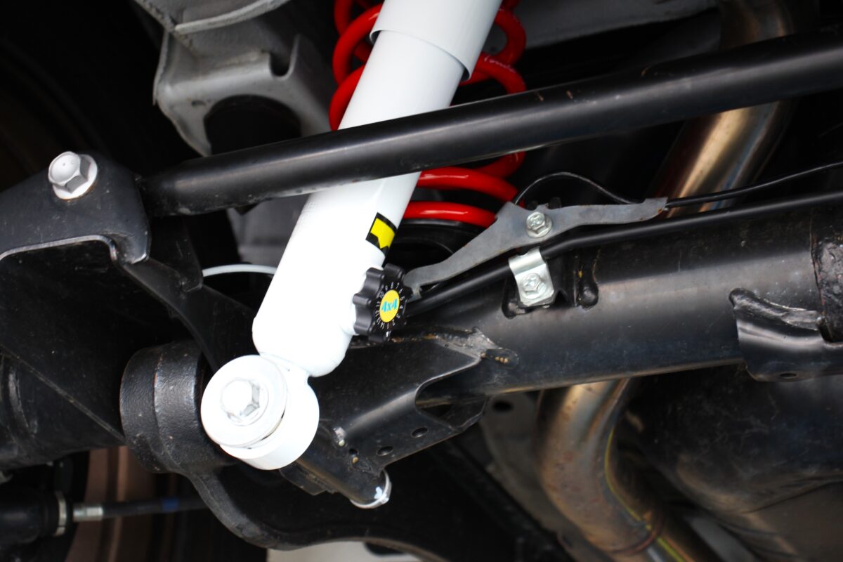 津田レーシング DAMSEL HDコイル と4x4ES 専用ショック をJB74