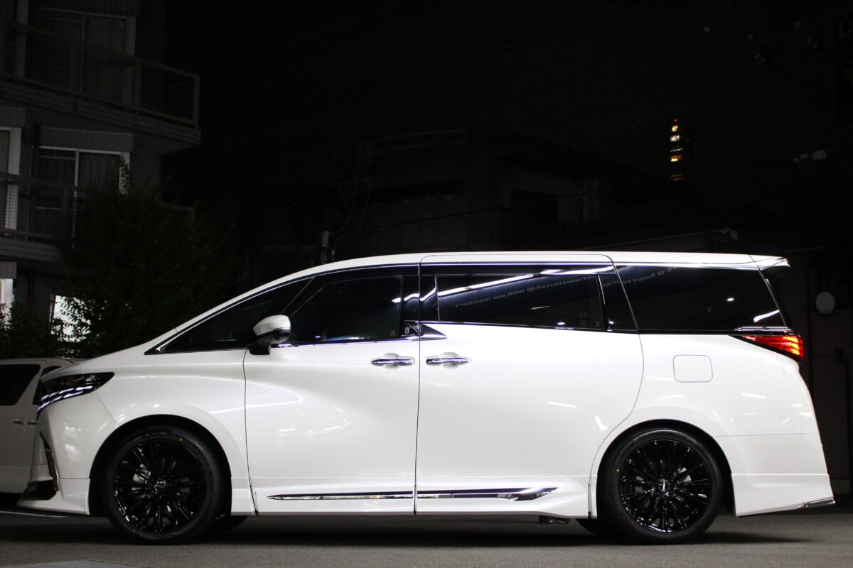 新型40系アルファード モデリスタ車にRAYSベルサスヴォウジェ 20インチ