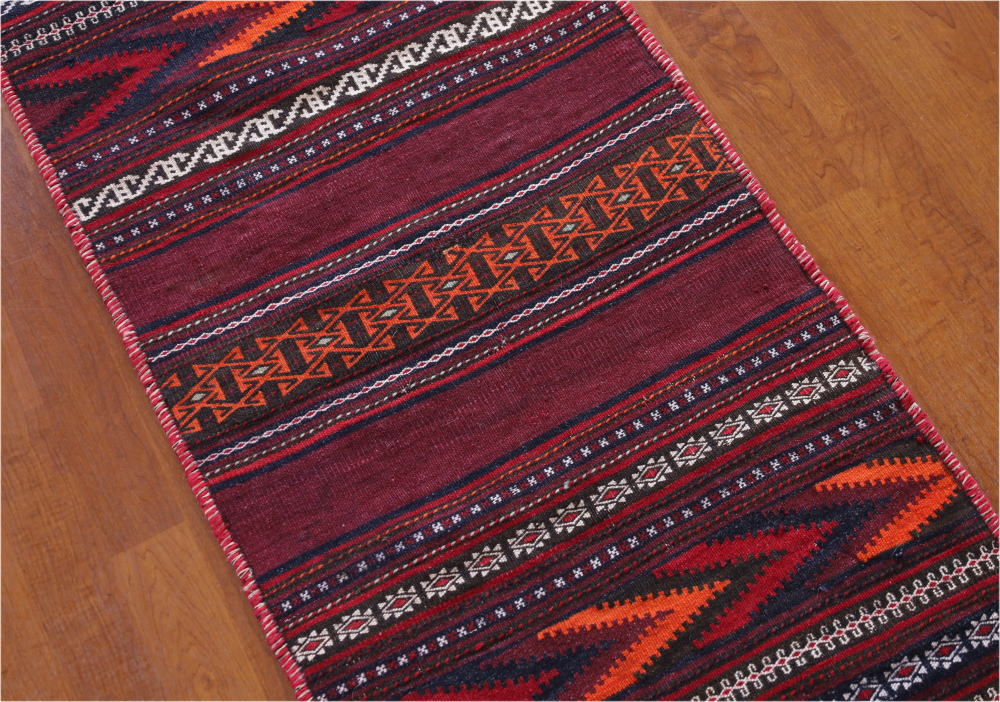 バルーチ族のオールドキリム 玄関マットサイズ 深い藍色と赤紫