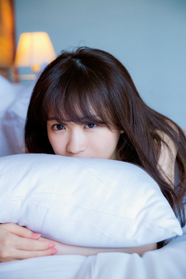 乃木坂46・秋元真夏、1st写真集『真夏の気圧配置』誌面カット先行公開