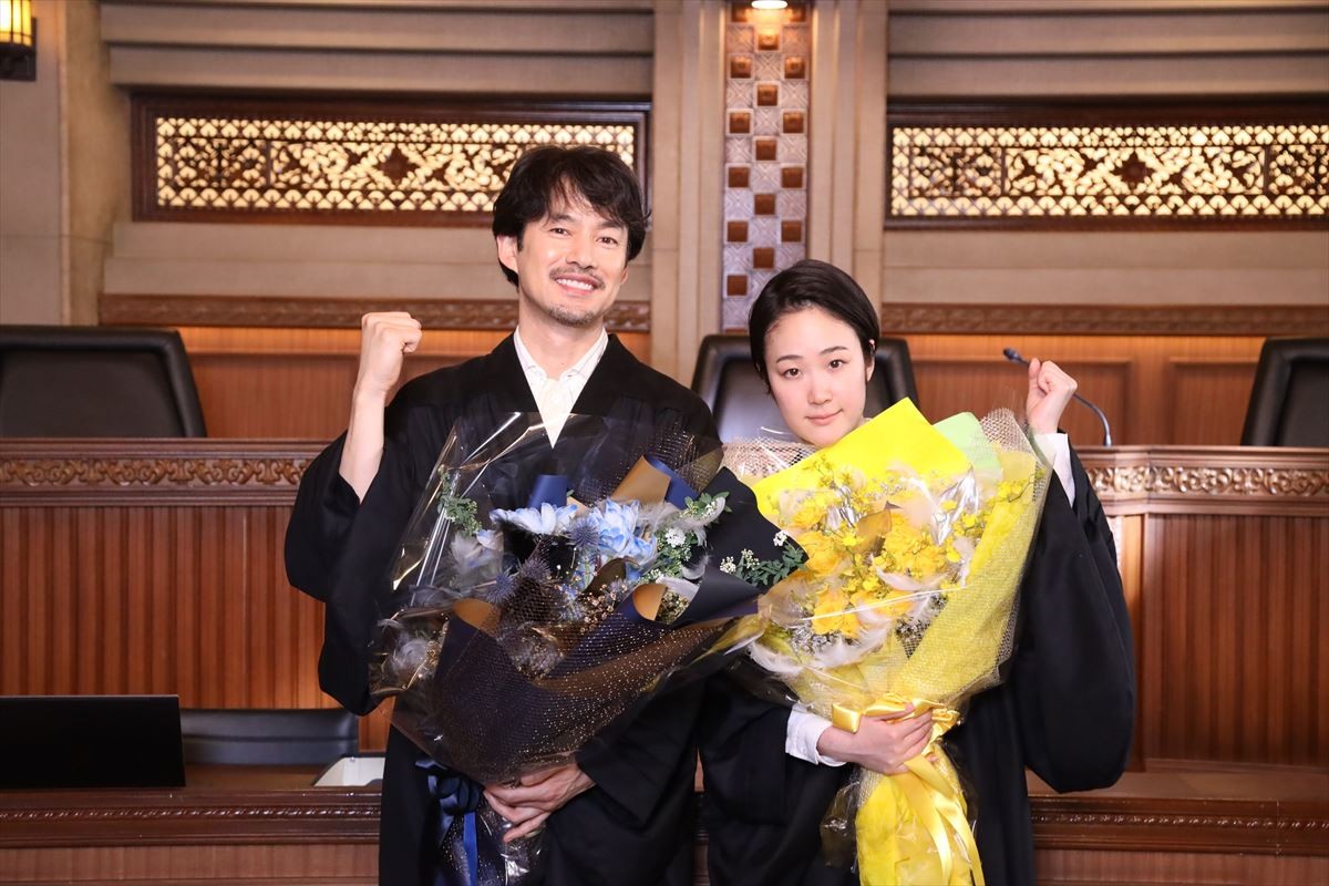 竹野内豊＆黒木華、『イチケイのカラス』クランクアップに笑顔「ほっと