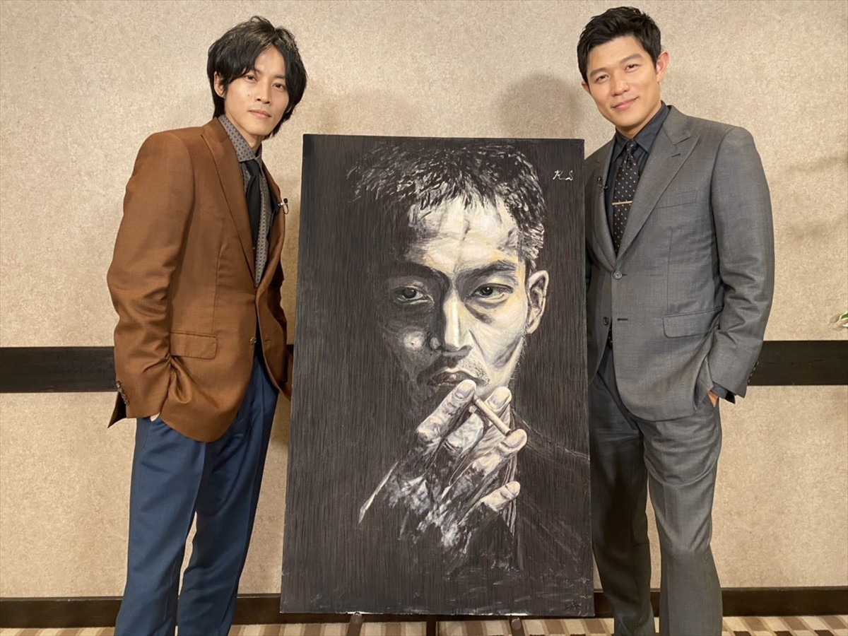 松坂桃李、鈴木亮平が描いた“日岡”の肖像画に大感激 『孤狼の血 LEVEL2
