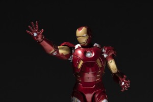 アベンジャーズ集結「Happyくじ」12．20発売！ アイアンマン、ブラック