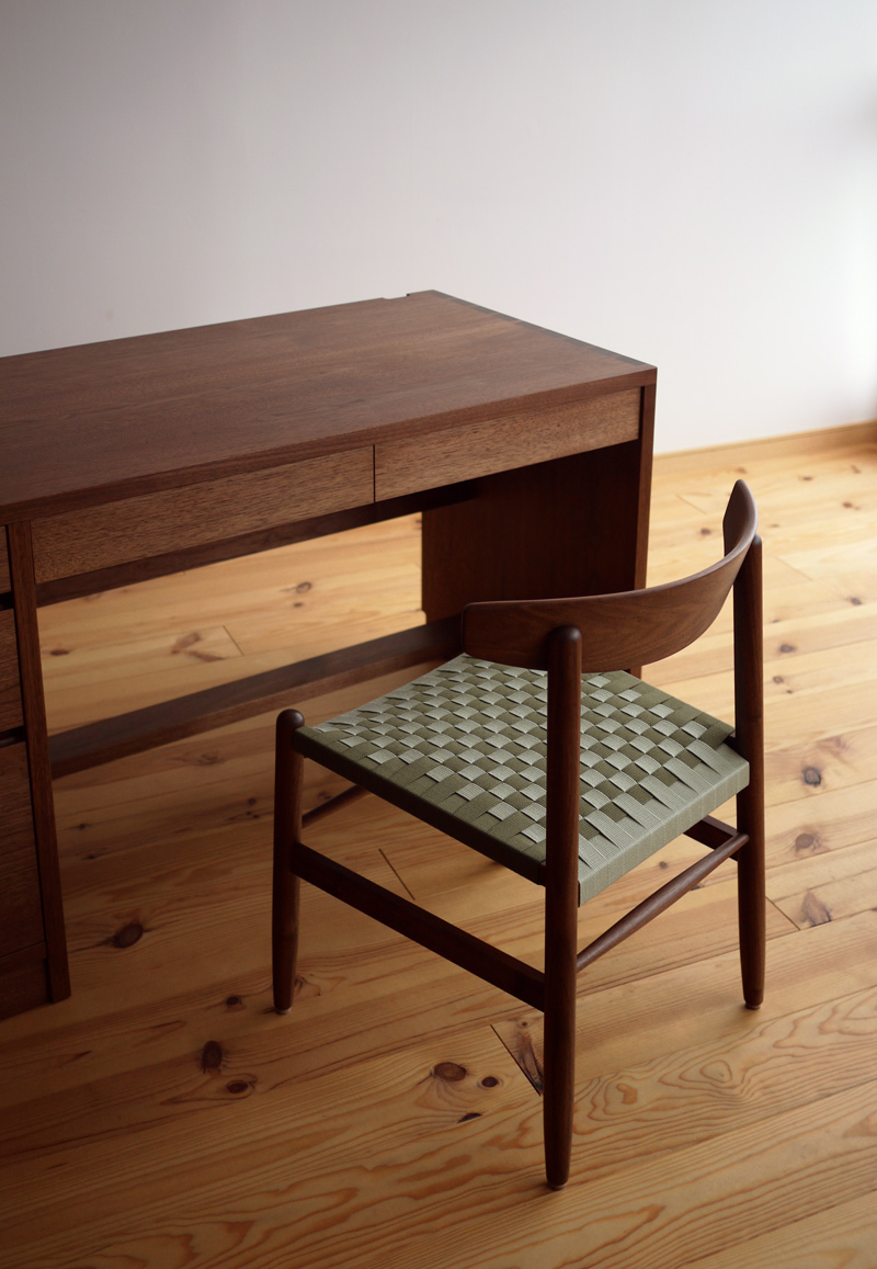 ウォールナット無垢材のオーダー片袖机 D-93(書斎机 幅150cm)・家具