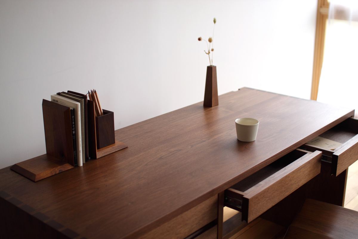 ウォールナット無垢材のオーダー片袖机 D-93(書斎机 幅150cm)・家具