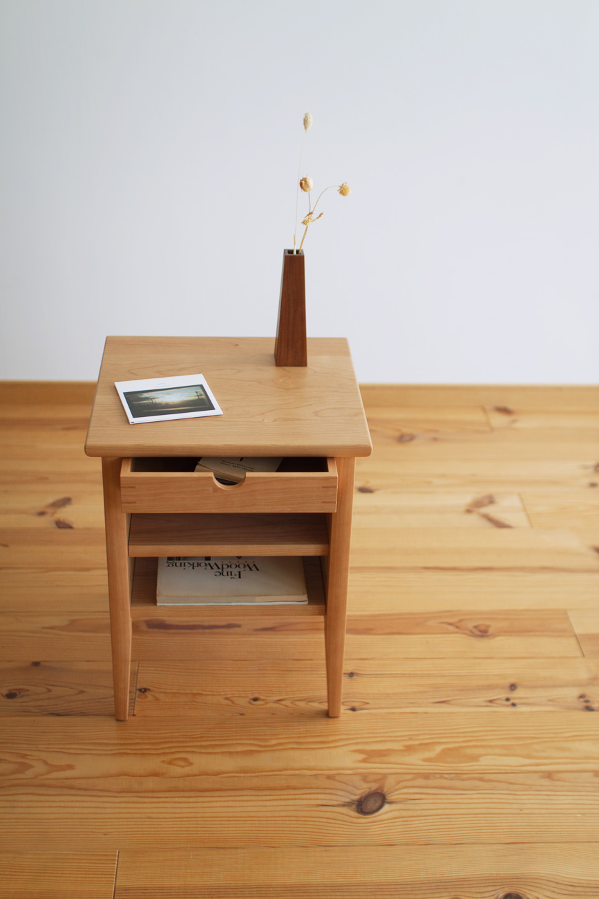 チェリー無垢材のオーダーベッドサイドテーブル・T-162 家具工房クラポ
