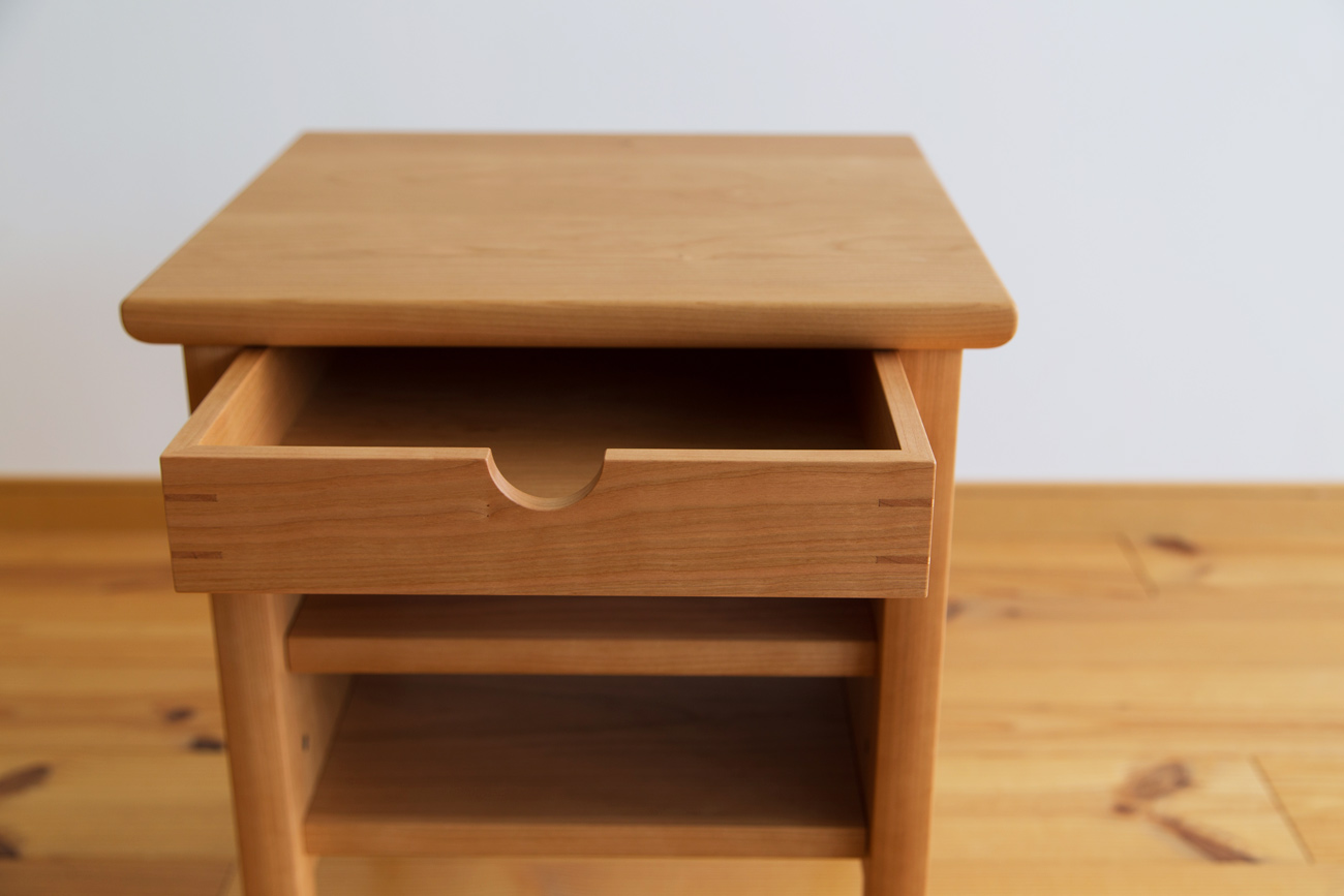 チェリー無垢材のオーダーベッドサイドテーブル・T-162 家具工房クラポ
